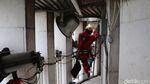 Bergelantungan Demi Membersihkan Menara Istiqlal
