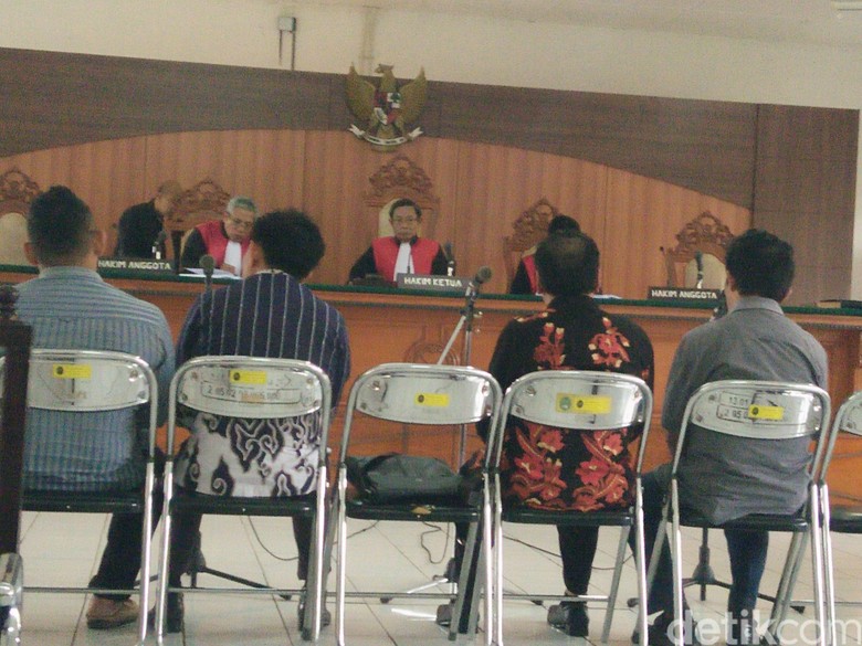 Kasus Judi, Empat Anggota Dewan Cirebon Dituntut 3 Bulan Bui Kasus Judi, Empat Anggota Dewan Cirebon Dituntut 3 Bulan Bui
