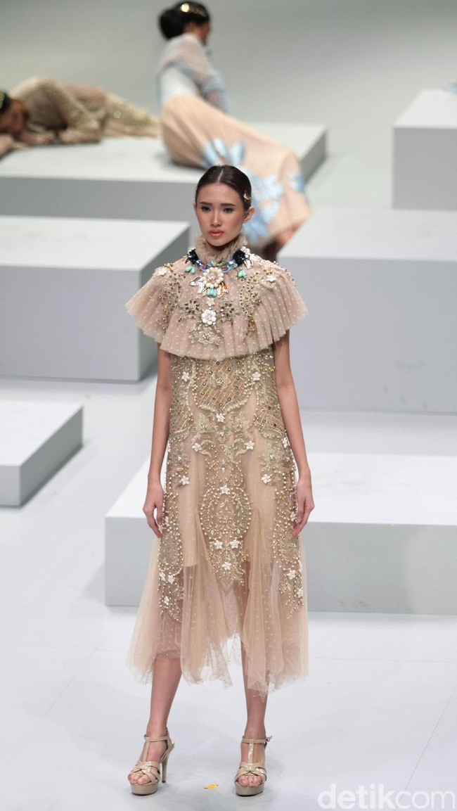 koleksi busana Malik Moestaram mengangkat tema Flow de La Vida Indonesia Fashion Week 2017. di Jakarta Convention Center. Senayan. Jakarta. [Foto: Mohammad Abduh/Wolipop]