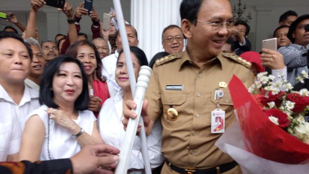 Warga ingin Ahok membersihkan Jakarta dari korupsi.