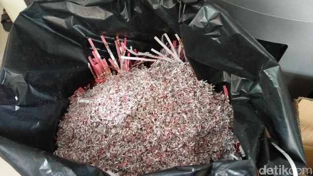  KPU Kota Tangerang memusnahkan 31.216 surat suara rusak, Selasa (14/2/2017)