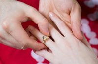 Gerai Pizza Ini Adakan Kompetisi Berhadiah Cincin Pizza untuk Lamar Kekasih