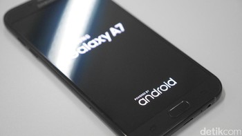 Galaxy A7 (2017) ini mengusung layar 5,7 inch resolusi full HD. Foto: detikINET - Anggoro Suryo Jati