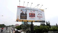 Reklame besar itu bertuliskan Dukung dan Sukseskan Pilkada DKI Jakarta 2017.