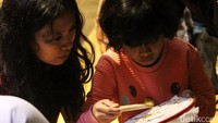 Selama lebih kurang 30 menit, para generasi muda ini terlihat antusias mengikuti proses membatik, mulai mencanting hingga proses pewarnaan.