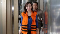 Ng Feni keluar gedung KPK usai diperiksa.
