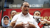 Menteri Perhubungan Budi Karya Sumadi saat resmi meluncurkan bus Jabodetabek Residence (JR) Connexion di Mangga Dua, Jakarta, Selasa (14/02/2017).