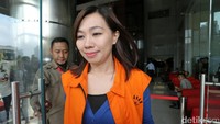 Ng Feni diperiksa sebagai tersangka kasus suap terkait dengan putusan perkara nomor 129/PUU-XIII/2015 tentang uji materi UU Nomor 41 Tahun 2014 tentang Peternakan dan Kesehatan Hewan di Mahkamah Konstitusi.