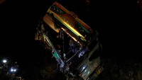Bus yang mengangkut 44 penumpang itu dievakuasi. Tyrone Siu/Reuters/detikFoto.