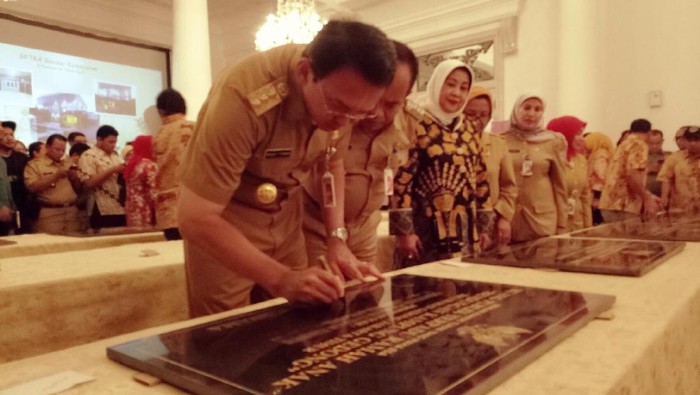 Ahok Resmikan 112 RPTRA Secara Serentak di Balai Kota