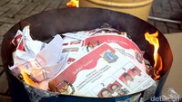 Surat suara Pilkada DKI yang rusak dan berlebih dimusnahkan dengan cara dibakar, Selasa (14/2).