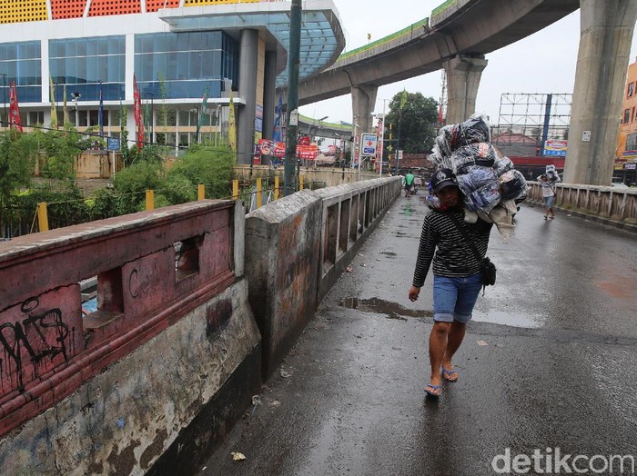 Normalisasi sungai Pesanggrahan efektif mengendalikan debit air. Hasilnya, meski hujan deras mengguyur, Pasar Cipulir kini bebas banjir.