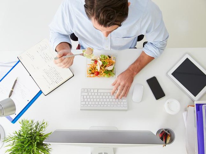 Tak Fokus, Makan Siang Sambil Nonton YouTube Bisa Bikin Gemuk