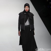Busana Terbaru Zaskia Sungkar yang mengusung tema Kilau Indonesia Fashion Week 2017 di Jakarta Convention Center. Senayan. Jakarta. [Foto: Mohammad Abduh/Wolipop]