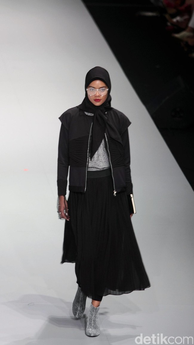 Busana Terbaru Zaskia Sungkar yang mengusung tema Kilau Indonesia Fashion Week 2017 di Jakarta Convention Center. Senayan. Jakarta. [Foto: Mohammad Abduh/Wolipop]