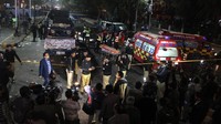 Petugas melakukan evakuasi. Garis polisi juga telah dipasang di sekitar lokasi. Stringer/Reuters/detikFoto.