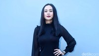 Ia tampil kasual dengan blus hitam dengan celana panjang abu-abu dengan motif kotak-kotak serta heels biru. Pool/Noel/detikFoto.