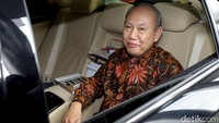 Wahiduddin Adams meninggalkan gedung KPK.