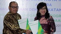 Direktur Utama BPJS Ketenagakerjaan, Agus Susanto (kiri), bersama Ketua Umum Ikatan Notaris Indonesia, Yualita Widyadhari (kanan), usai melakukan penandatanganan nota kesepahaman antara Ikatan Notaris Indonesia (INI) dengan BPJS TK tentang sinergi penyelenggaraan program jaminan sosial ketenagakerjaan di Jakarta, Selasa (14/2/2017).