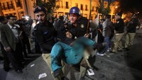 Petugas mengevakuasi korban luka. Mohsin Raza/Reuters/detikFoto.