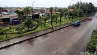 Tak terlihat PKL yang berjualan di pinggir jalan.
