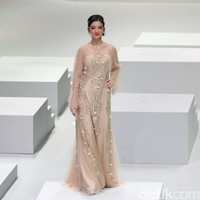 koleksi busana Malik Moestaram mengangkat tema Flow de La Vida Indonesia Fashion Week 2017. di Jakarta Convention Center. Senayan. Jakarta. [Foto: Mohammad Abduh/Wolipop]