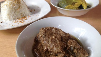 Di Sini Ada Bebek Masak Kurma dan Roti Jala Kari Khas Aceh