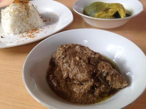 Pocut Dara: Gurih Berempah Bebek Masak Kurma dan Roti Jala Berkuah Kari