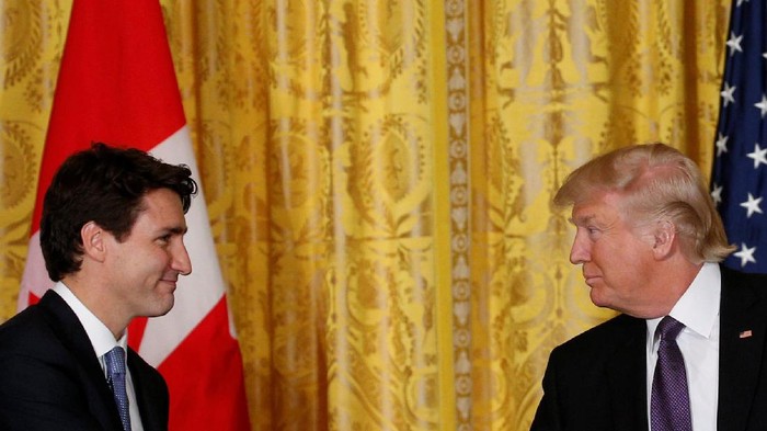 Canadian Prime Minister Justin Trudeau (L) and U.S. President Donald Trump hold a joint news conference at the White House in Washington, U.S., February 13, 2017. REUTERS/Kevin Lamarque