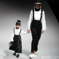 Busana Terbaru Zaskia Sungkar yang mengusung tema Kilau Indonesia Fashion Week 2017 di Jakarta Convention Center. Senayan. Jakarta. [Foto: Mohammad Abduh/Wolipop]