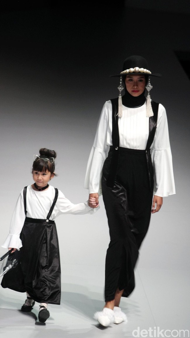 Busana Terbaru Zaskia Sungkar yang mengusung tema Kilau Indonesia Fashion Week 2017 di Jakarta Convention Center. Senayan. Jakarta. [Foto: Mohammad Abduh/Wolipop]