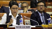Retno memberikan penjelasan kepada anggota Komisi I DPR.