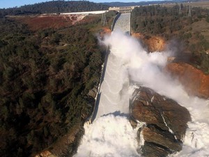 California Perbaiki Bendungan yang Nyaris Jebol, Warga Dievakuasi