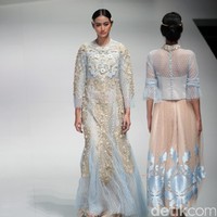 koleksi busana Malik Moestaram mengangkat tema Flow de La Vida Indonesia Fashion Week 2017. di Jakarta Convention Center. Senayan. Jakarta. [Foto: Mohammad Abduh/Wolipop]