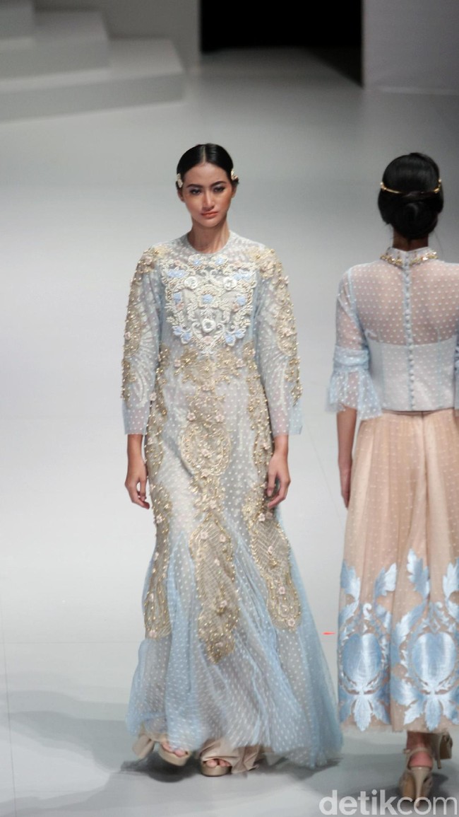 koleksi busana Malik Moestaram mengangkat tema Flow de La Vida Indonesia Fashion Week 2017. di Jakarta Convention Center. Senayan. Jakarta. [Foto: Mohammad Abduh/Wolipop]