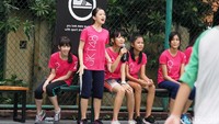 Member menjadi manager untuk satu kelompok yang terdiri dari 5 fans. Eve tampak semangat menyemangati timnya saat bermain. Pool/Rina Atriana/detikFoto.