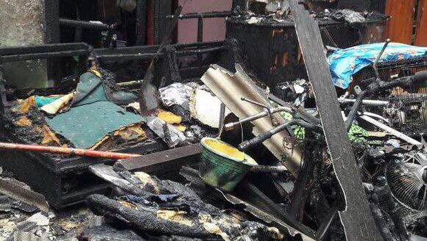 Tiga rumah juga hangus terbakar.