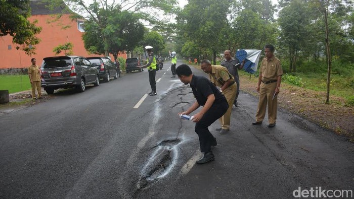 Perbaikan Jalan Lambat, Gubernur Jatim Minta Kepala BBPJN Dicopot