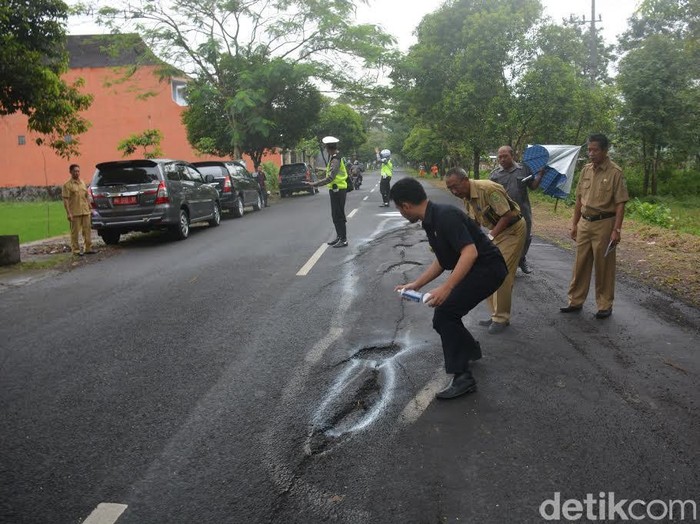 Gubernur Jatim Minta Pemda Diperbolehkan Bantu Perbaikan Jalan