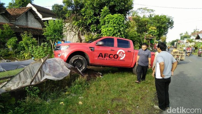 Warga Blitar Temukan Seorang Pria Tewas di Dalam Mobil