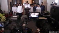 Dalam jumpa pers tersebut, SBY tampak didampingi oleh Ibas dan pengurus PD lainnya.