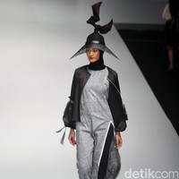 Busana Terbaru Zaskia Sungkar yang mengusung tema Kilau Indonesia Fashion Week 2017 di Jakarta Convention Center. Senayan. Jakarta. [Foto: Mohammad Abduh/Wolipop]