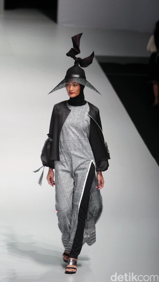 Busana Terbaru Zaskia Sungkar yang mengusung tema Kilau Indonesia Fashion Week 2017 di Jakarta Convention Center. Senayan. Jakarta. [Foto: Mohammad Abduh/Wolipop]