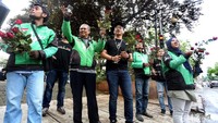 Pembagian bunga ini bertepatan dengan Hari Valentine dan dilakukan serentak di kota-kota di mana Go-Jek beroperasi.