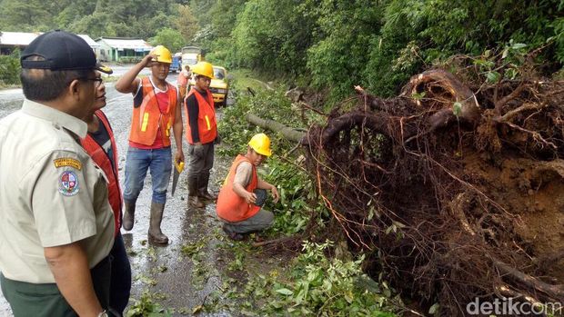 Longsor Terjadi di Jalur Medan-Berastagi Pasca Gempa