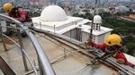 Bergelantungan Demi Membersihkan Menara Istiqlal