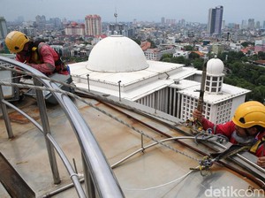 Kala Pecinta Alam Bersihkan Masjid Istiqlal