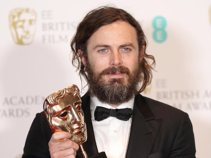 LONDON, ENGLAND - FEBRUARY 12:  Casey Affleck with his Best Actor award for Manchester by the Sea  during the 70th EE British Academy Film Awards (BAFTA) at Royal Albert Hall on February 12, 2017 in London, England.  (Photo by Chris Jackson/Getty Images)