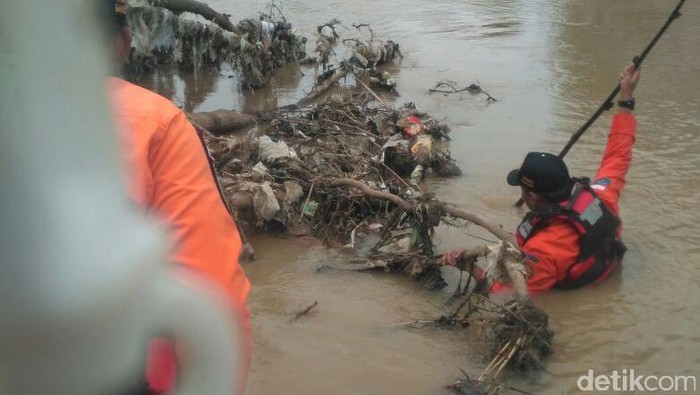 Ibu dan Anak Diduga Bunuh Diri Lompat ke Sungai Cipunagara Subang
