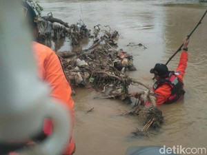 Ibu dan Anak Diduga Bunuh Diri Lompat ke Sungai Cipunagara Subang